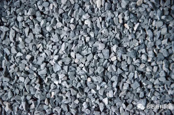 ����ɰʯ���Ϸ֞�ֹ��Ϻͼ�(x��)������  ����������Ҫ�M�ɲ���֮һ����Ҫ��Ǽ����ú͜pС�����z�����������Y(ji��)Ӳ���^(gu��)���иɿs��Û��������w�e׃����ͬ�r(sh��)߀�����z�����ϵ����r(ji��)��������м��Ϻ����켯��֮�֣�ǰ������ʯ����ʯ����ʯ��ɰ��;������ú�����V������������Û����r�ȡ��w��ҕ�ܶ�С��1700����/�����׵ļ��ϷQ(ch��ng)�p����������������ͨ������;�صļ��������������ػ����������ݗ���������  ����ɰʯ���ϰ��w����С�֞�ּ��Ϻͼ�(x��)������һ��Ҏ(gu��)����������4.75�����ߞ�ּ��ϣ�����ʯ����ʯ��������С��4.75�����ߞ鼚(x��)��������ɰ��  ɰʯ����֮�����ܵ������Ј�(ch��ng)�ğ���������?y��n)����������Ǻ��y���a(ch��n)�ģ������Ї�(y��n)���һ�����a(ch��n)�����������°l(f��)�еĽ�����ɰʯ�������ͅ������˹�ɰʯ�ϵ�����(j��)�����Խ����ù���Ҳ���мҿ��Բ�ԃ(x��n)����  ���a(ch��n)�����ù��Ϗ��k�S���x�O(sh��)��������һ�ׇ�(y��n)������a(ch��n)���̣�������һ�c(di��n)�ʹ������ͺʹ�ҷ������P(gu��n)�ڽ�����ɰʯ�ϵ����a(ch��n)���̺��|(zh��)����  ������ɰʯ�����x�S�����£�ɰʯ���ϏS��Ҫ���È�(ch��ng)�ص��x�����YԴ�Ŀ�̽���Լ�һЩ����������ʯ��ʯ�����a(ch��n)ʹ�õ�ԭ������Ȼ�������\(y��n)���^(gu��)�������C(j��)�����_(k��i)�ɺ����a(ch��n)�����̣������דp���ă�(ch��)�乤���������L(zh��ng)�h(yu��n)�����ԭ�t�����뵢�`���r(sh��)��Ԓ����Ҫ��(ch��)��һЩ�דp�����Ԃ䲻�r(sh��)֮�衣  ������ɰʯ���ϵ��|(zh��)��Ҫ��������(j��)GB/T 14684-2001��������ɰ����Ҏ(gu��)��������(du��)�F(xi��n)�еļӹ��O(sh��)���M(j��n)�и������K������(j��)�ɷ��ϵęC(j��)�����Ƅ�(d��ng)ʽ��������վ��ԓ�C(j��)�����a(ch��n)����(l��i)������������ͨ�^(gu��)��(y��n)���ɰʯ���ό������